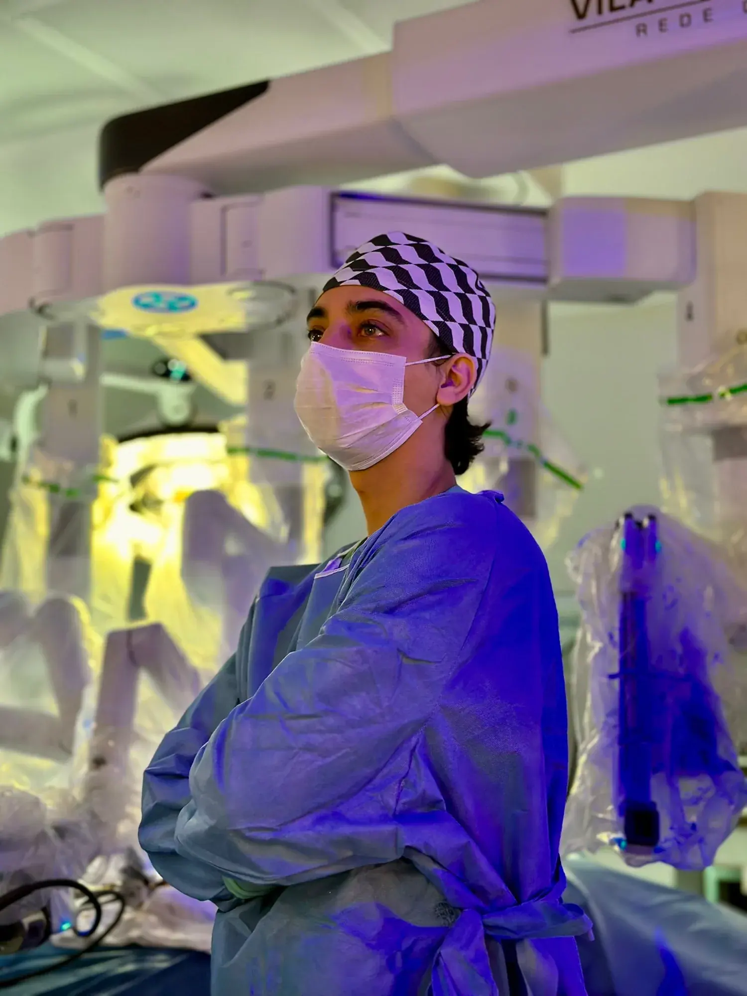 Dr. Rafael Berenhauser em centro cirúrgico com plataforma robótica