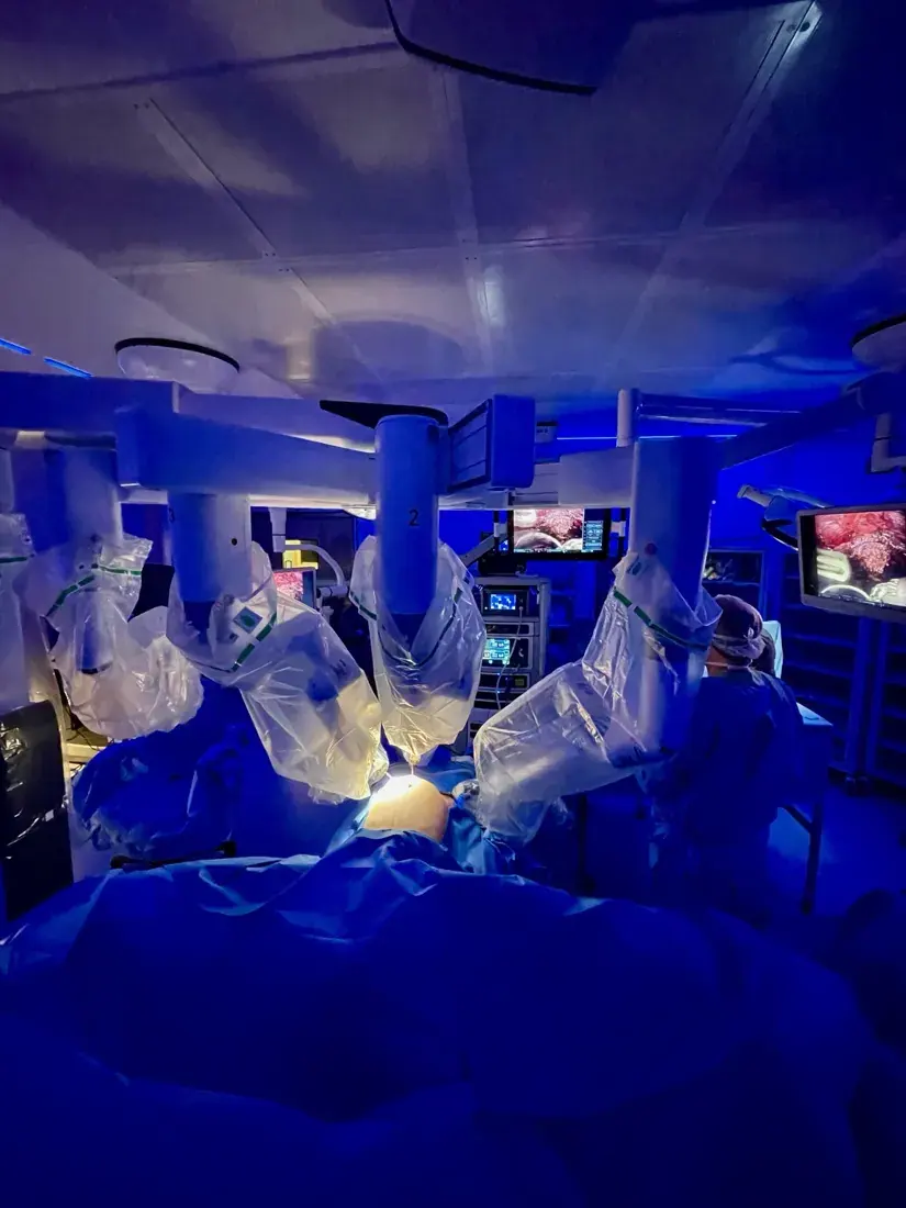 Centro cirúrgico com plataforma de cirurgia robótica