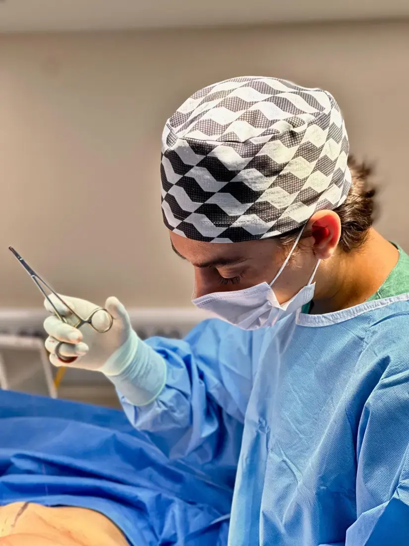 Dr. Rafael Berenhauser durante procedimento cirúrgico minimamente invasivo