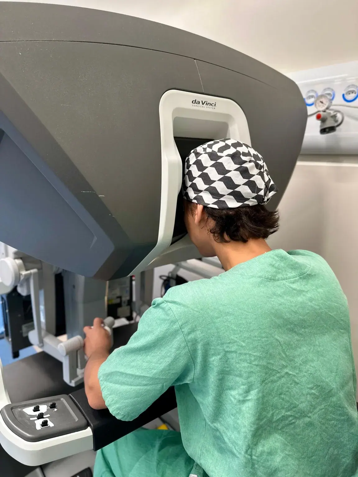 Dr. Rafael Berenhauser utilizando console da plataforma de cirurgia robótica da Vinci